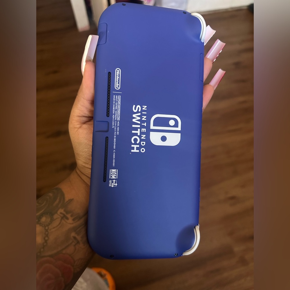 NINTENDO SWITCH LITE - Picture 3 of 3